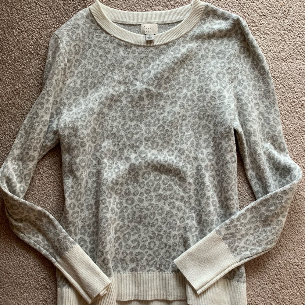 Crew neck leopard print sweater